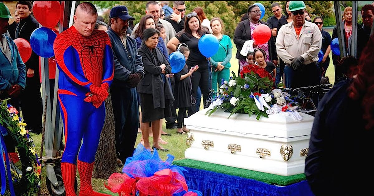 e18486e185aee1848ce185a6 2.png?resize=412,232 - Police Officer Dressed Up As Superhero At 5-Year-Old Boy’s Funeral