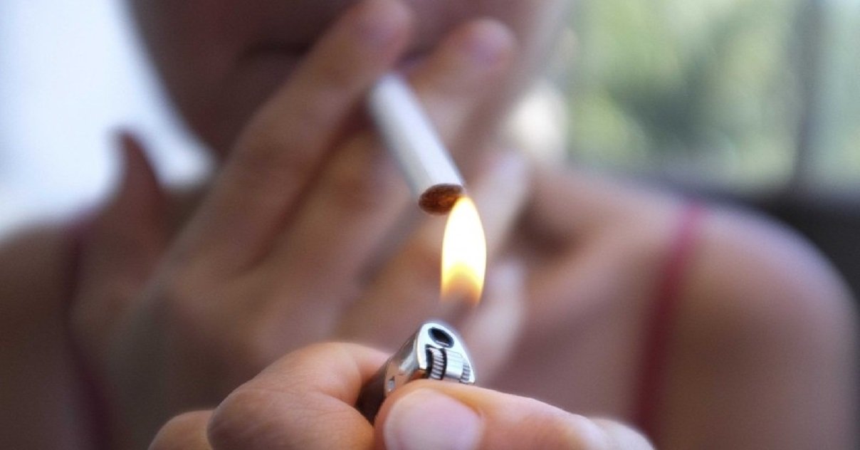 fumeurs.jpg?resize=412,275 - Les 10 petits trucs que les fumeurs font sans s'en rendre compte