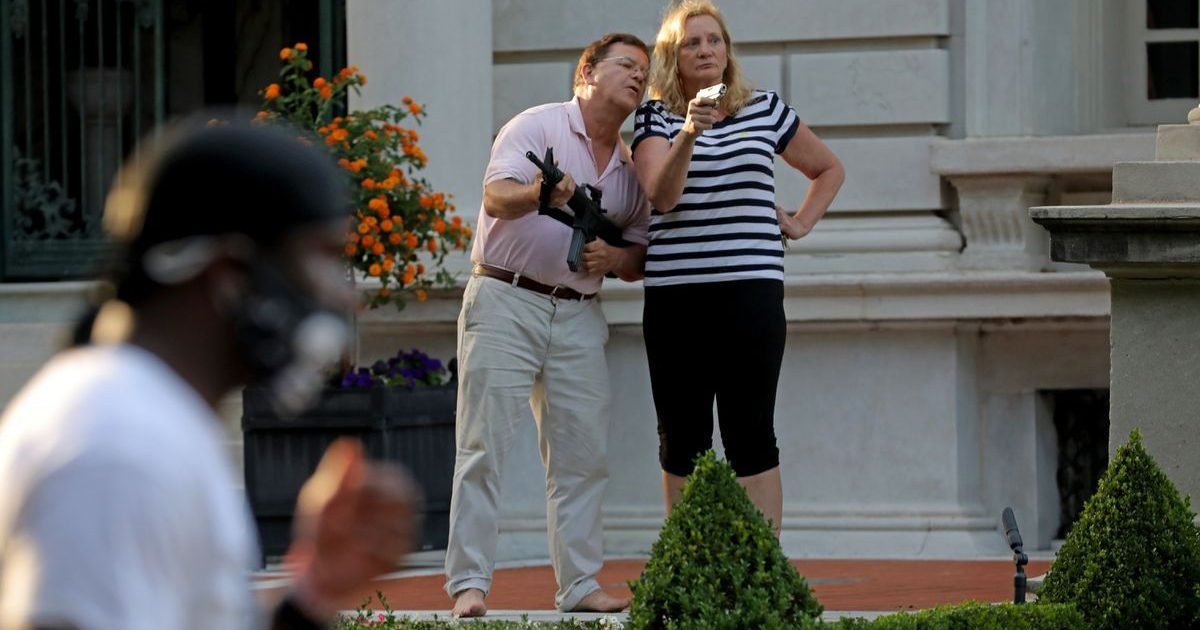 lbagnveu7qxpwiezdh272z3ewu e1595346599772.jpg?resize=412,232 - Etats-Unis : Le couple brandissant un fusil d'assaut et un pistolet devant des manifestants a été inculpé