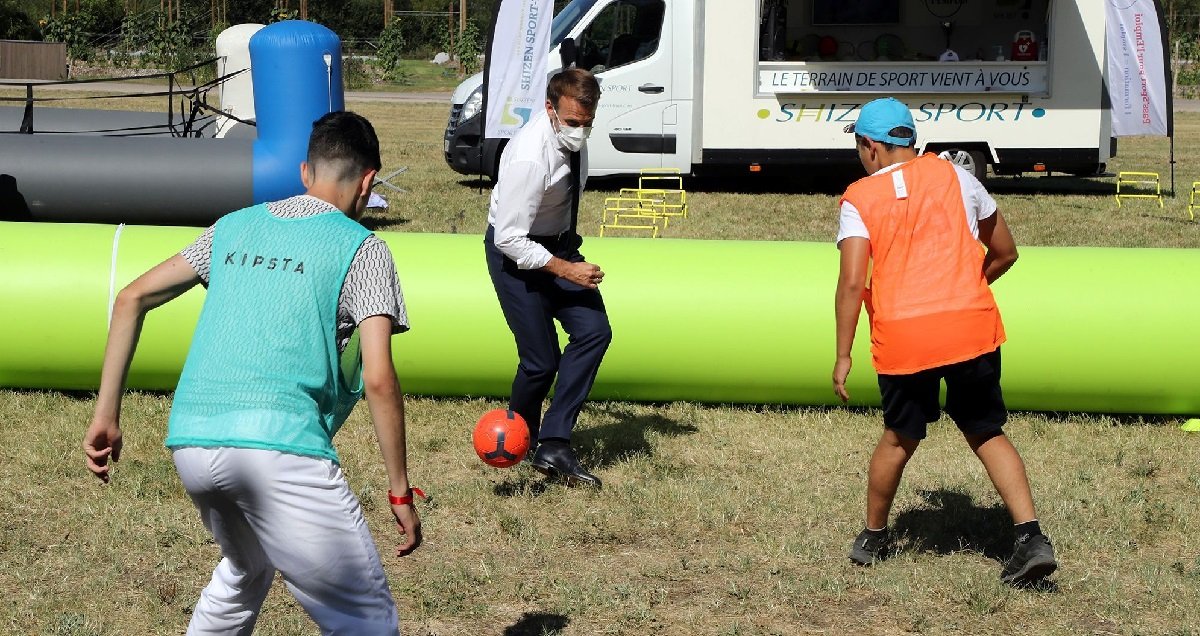 macron foot.jpg?resize=1200,630 - Emmanuel Macron s'est offert une petite session de football avec des jeunes à Chambord