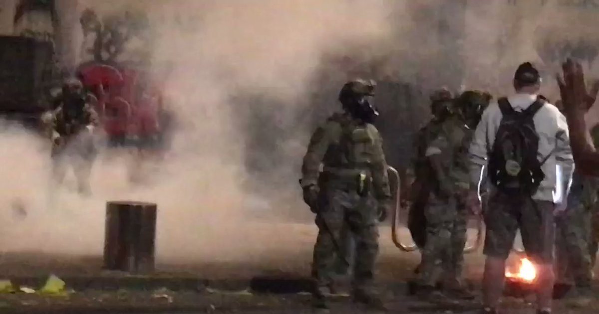 n1emk b9f27nkbxy e1595286855710.jpg?resize=412,232 - Etats-Unis : Ce manifestant reste immobile sous les coups de matraque des policiers