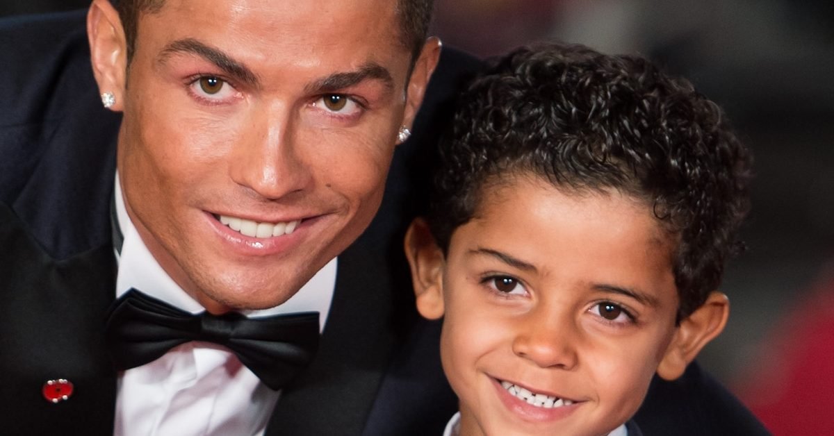 ronaldo and cristiano jr 11jjh87d9sh3x1onbdvihsa54e e1594748139968.jpg?resize=1200,630 - Le fils de Cristiano Ronaldo est sous le coup d’une enquête de la police portugaise