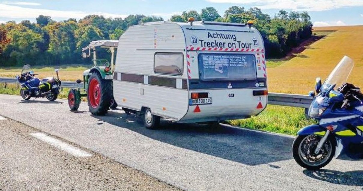 tracteur.jpg?resize=412,275 - Vacances d'été: un touriste allemand a été contrôlé par les gendarmes pour "excès de lenteur"