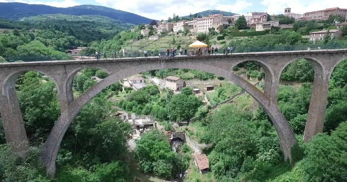 viaduc.jpg?resize=412,232 - Un homme a sauté d'un viaduc de 50 mètres pour se suicider et s'en est sorti qu'avec une petite fracture