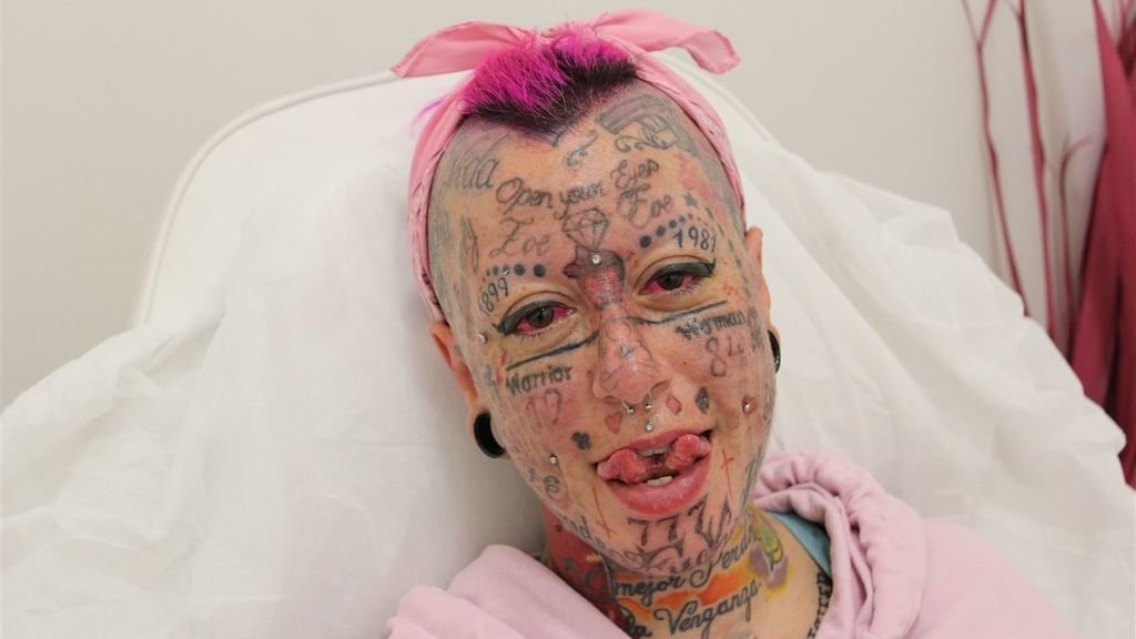 Lidia Reyes, la mujer más tatuada de Europa, busca el récord mundial