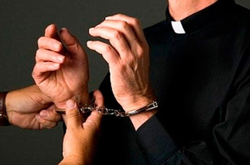 Detienen a sacerdote de origen español ¡Mientras abusaba de una ...