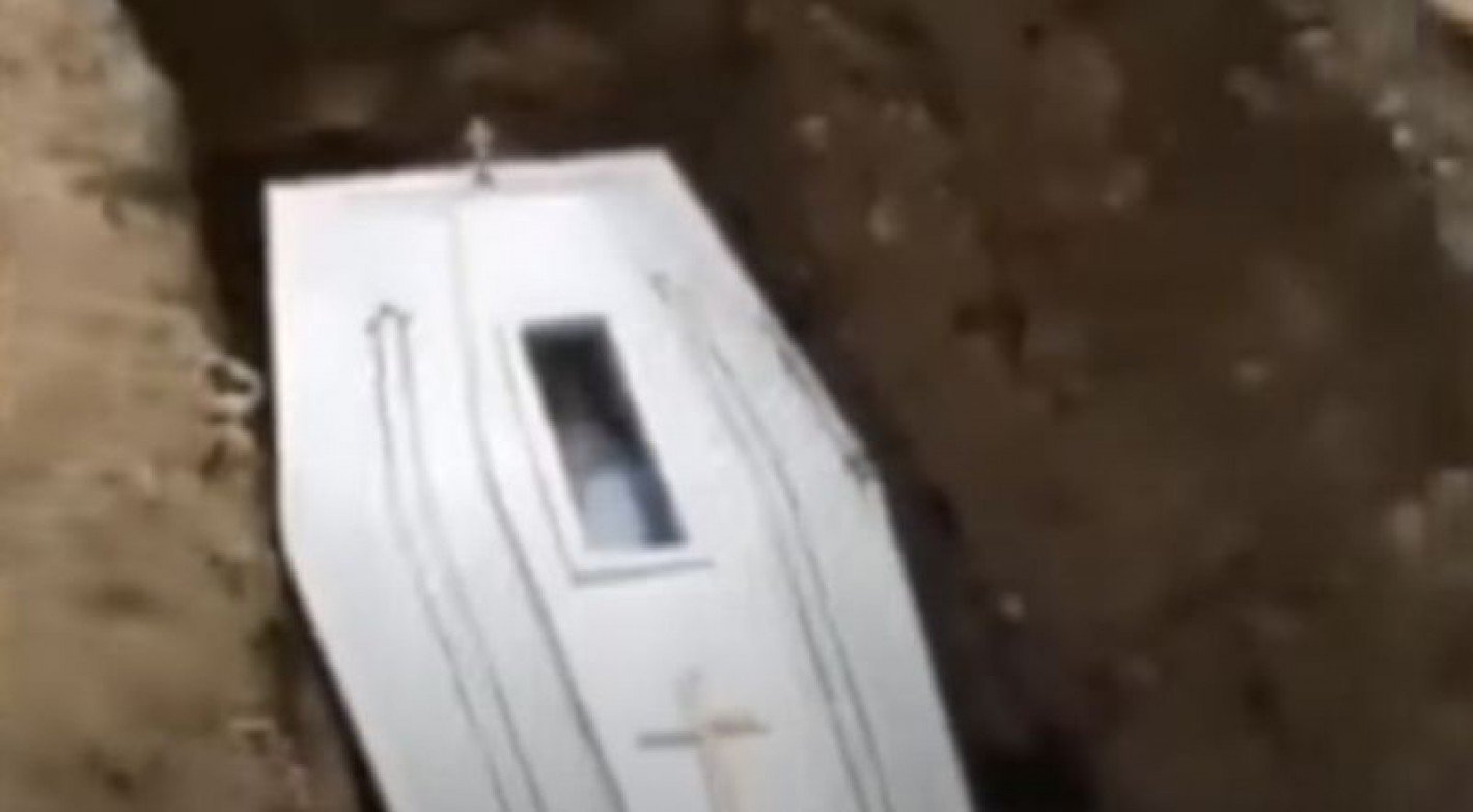 Video: un muerto "se despide" cuando lo estaban sepultando ...