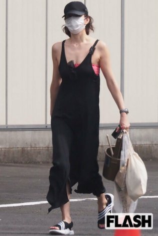 米倉涼子 ポロリ寸前 の私服にドン引きの声 スゲーな米倉 だらしない Hachibachi 米倉涼子 ポロリ寸前 の私服にドン引きの声 スゲーな米倉 だらしない Hachibachi