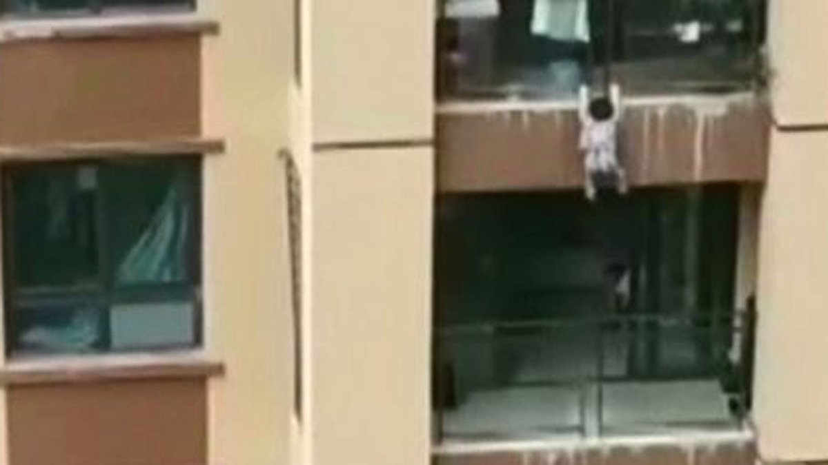 Dramático video: niño de tres años cae al vacío desde un sexto ...