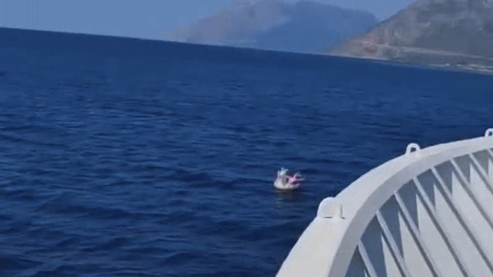 Grecia: Rescatan a una niña de cuatro años que iba en un flotador ...