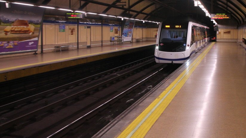 Arrestan a un hombre que empujó a un desconocido a los rieles del metro de Madrid y quedó captado por las cámaras - RT