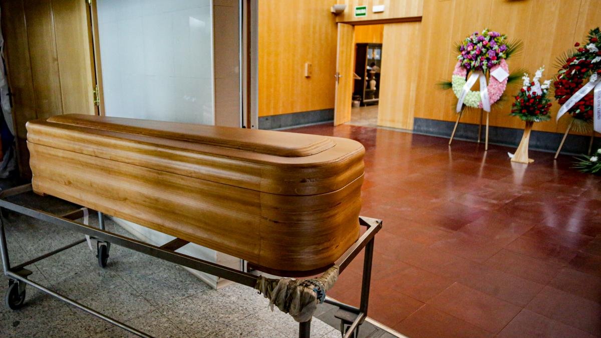 Una funeraria entrega a la familia de una fallecida un ataúd sin el cuerpo  dentro