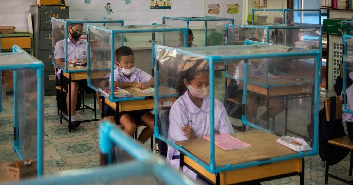 467a89a3 8082 4ab0 b62b a9b69319282b e1597249525959.jpg?resize=1200,630 - Covid-19 : En Thaïlande, une école utilise des boîtes en plastique pour séparer les élèves