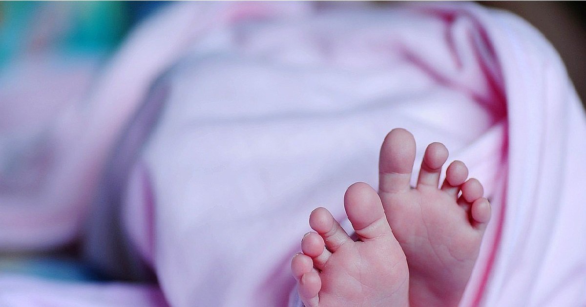 bebe.jpg?resize=412,232 - Un influenceur a diffusé une vidéo où il pend son bébé de 6 semaines par les pieds