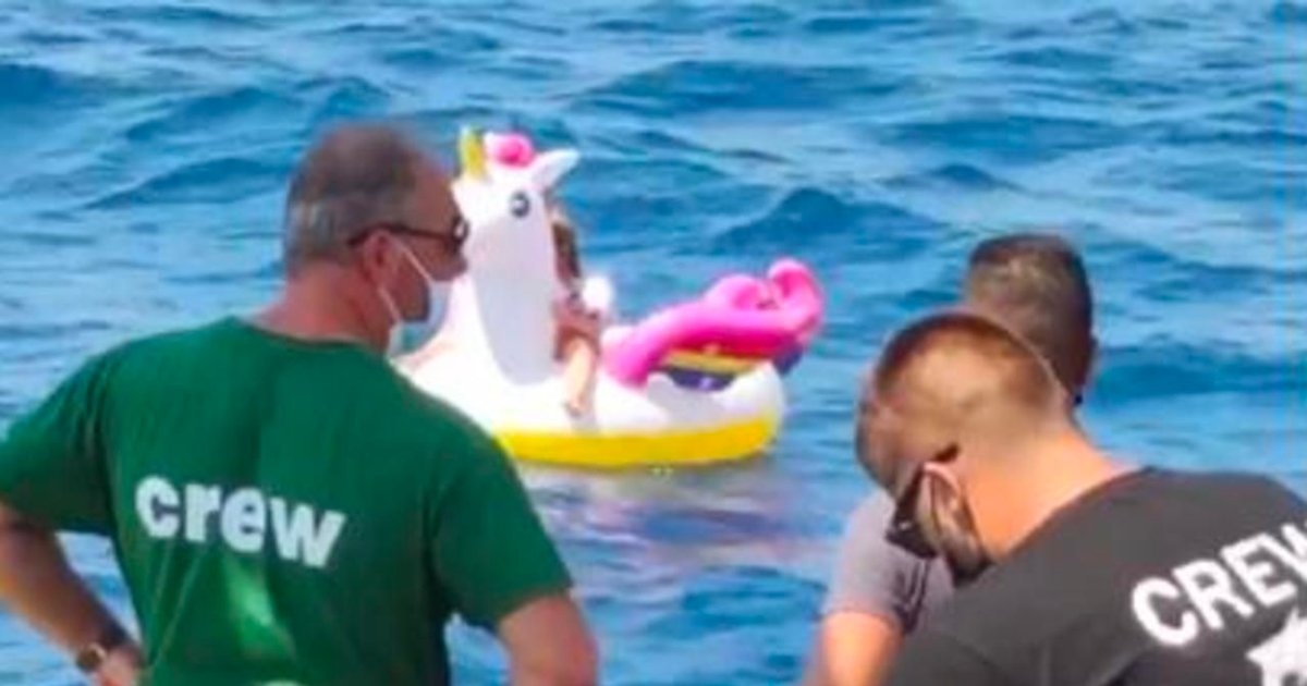 bouee licorne.png?resize=1200,630 - Grèce : Une fillette a été sauvée par un ferry après avoir dérivé sur sa bouée licorne