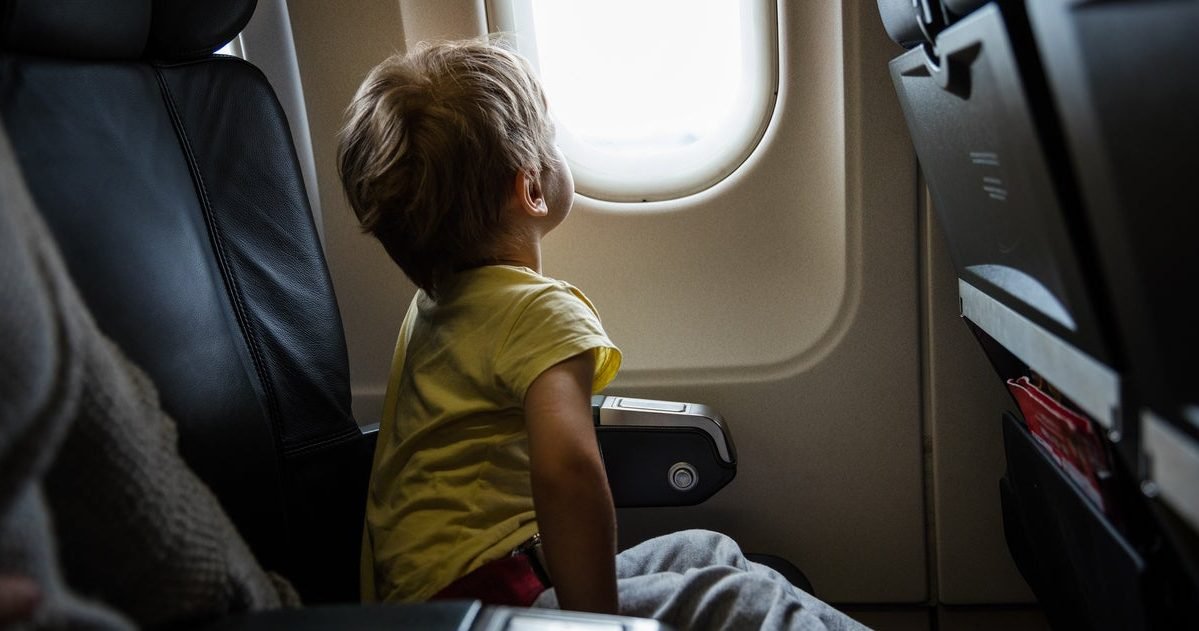 child on flight e1597425721583.jpg?resize=412,232 - Un enfant autiste de 3 ans refuse de porter un masque, sa famille se voit refuser l'entrée dans un avion