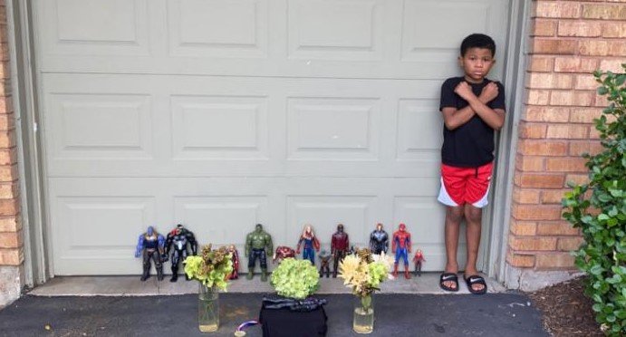 ec8db8eb84ac 2 25.jpg?resize=412,232 - 7-Year-Old Traumatized By Black Panther's Passing Holds Homemade Memorial And Goes Viral