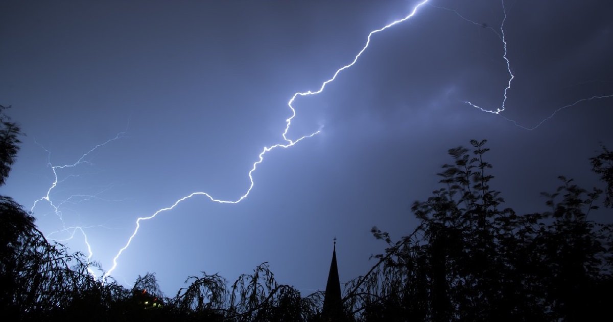 eclair.jpg?resize=412,232 - Toulouse: un puissant coup de tonnerre a réveillé la ville en pleine nuit