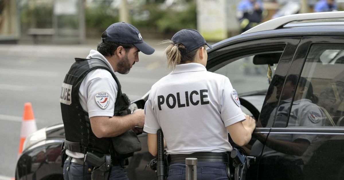 featured image police e1597420792980.jpg?resize=1200,630 - Un policier violemment percuté par un chauffard à Saint-Malo