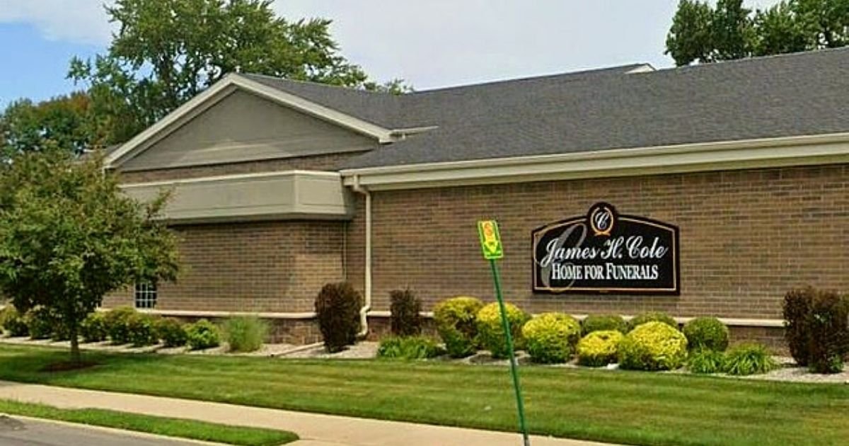 funeral6.jpg?resize=412,275 - Woman Found Alive At Funeral Home After Being Declared Dead By Paramedics
