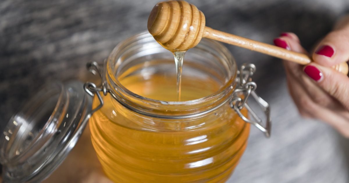 honey e1598216170173.jpg?resize=1200,630 - Savez-vous que le miel présente de nombreux bienfaits pour la santé ?