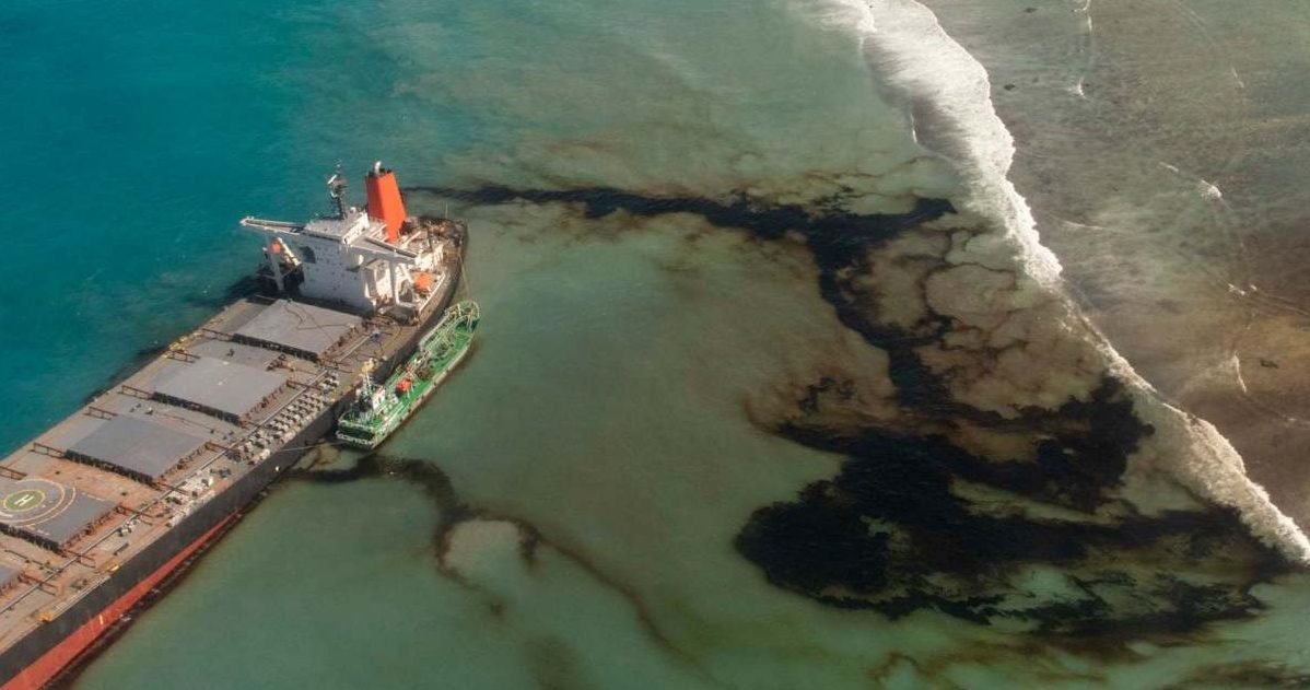 mauritius oil spill e1597076064255.jpg?resize=1200,630 - Marée noire : Les images de la catastrophe écologique en cours à l'île Maurice