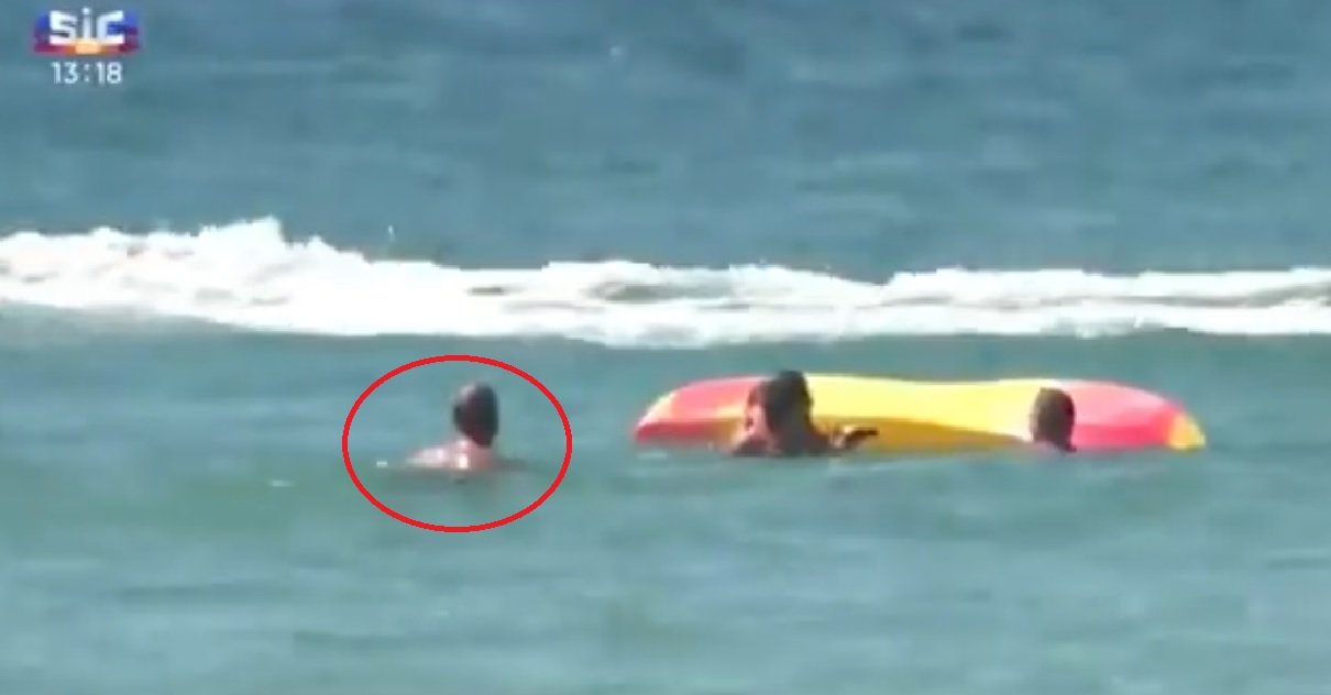 pt.jpg?resize=412,232 - Héros du jour: le président portugais s'est jeté à l'eau pour sauver deux baigneuses