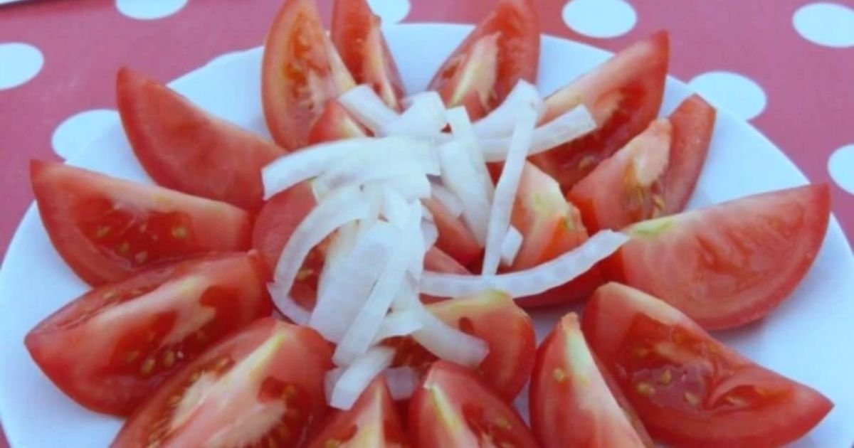 saladto.jpg?resize=1200,630 - Customer Slammed Restaurant For ‘Expensive’ Salad That Turned Out To Be Just Sliced Tomatoes