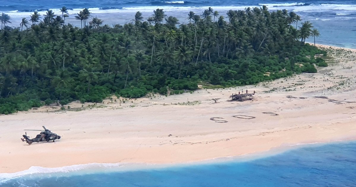 sos.jpg?resize=1200,630 - Trois marins ont été sauvés d'une île déserte grâce à un SOS écrit sur le sable