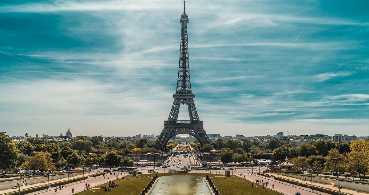 te.jpg?resize=412,232 - Comment et pourquoi le sommet de la Tour Eiffel se déplace-t-il quand il fait chaud ?