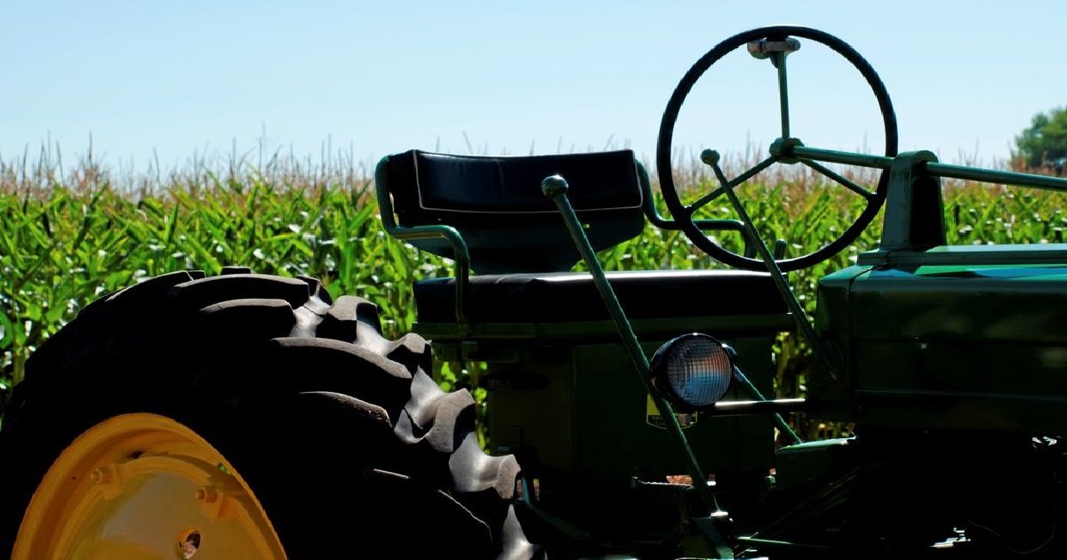 tracteur.jpg?resize=412,275 - Bretagne: un agriculteur meurt après être resté 19 heures sous son tracteur