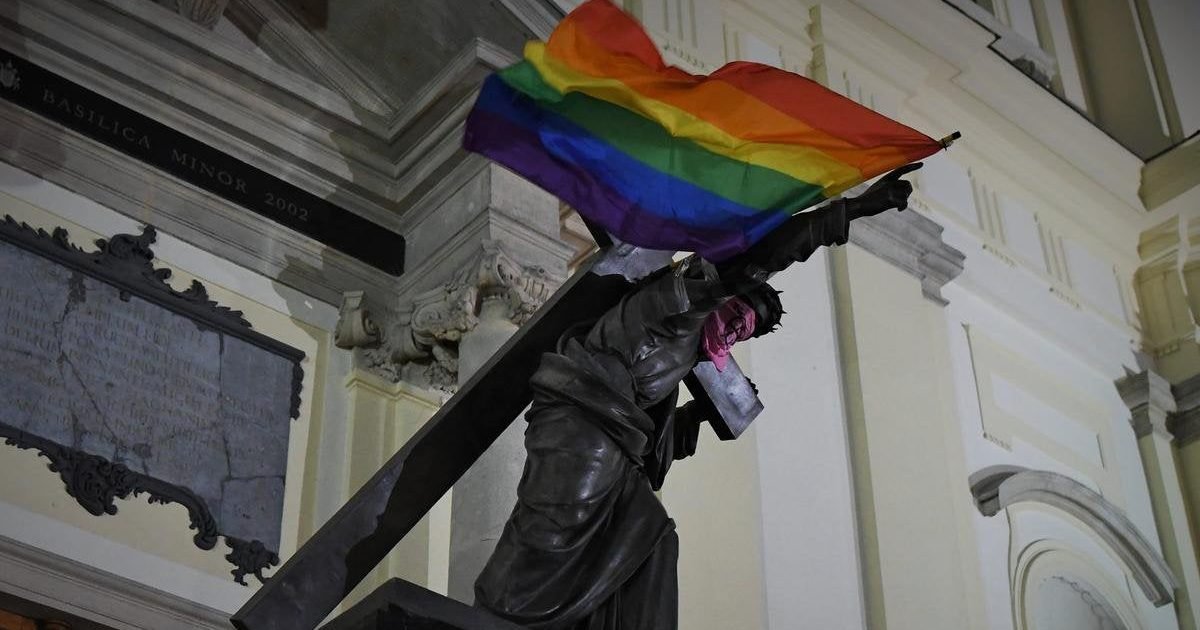 zz76s2ndyptcmquh02f3exzie6y2w4lvajd mlbdkt8 e1596735117949.jpg?resize=1200,630 - Pologne : trois manifestants inculpés pour avoir accroché des drapeaux LGBT sur des statues