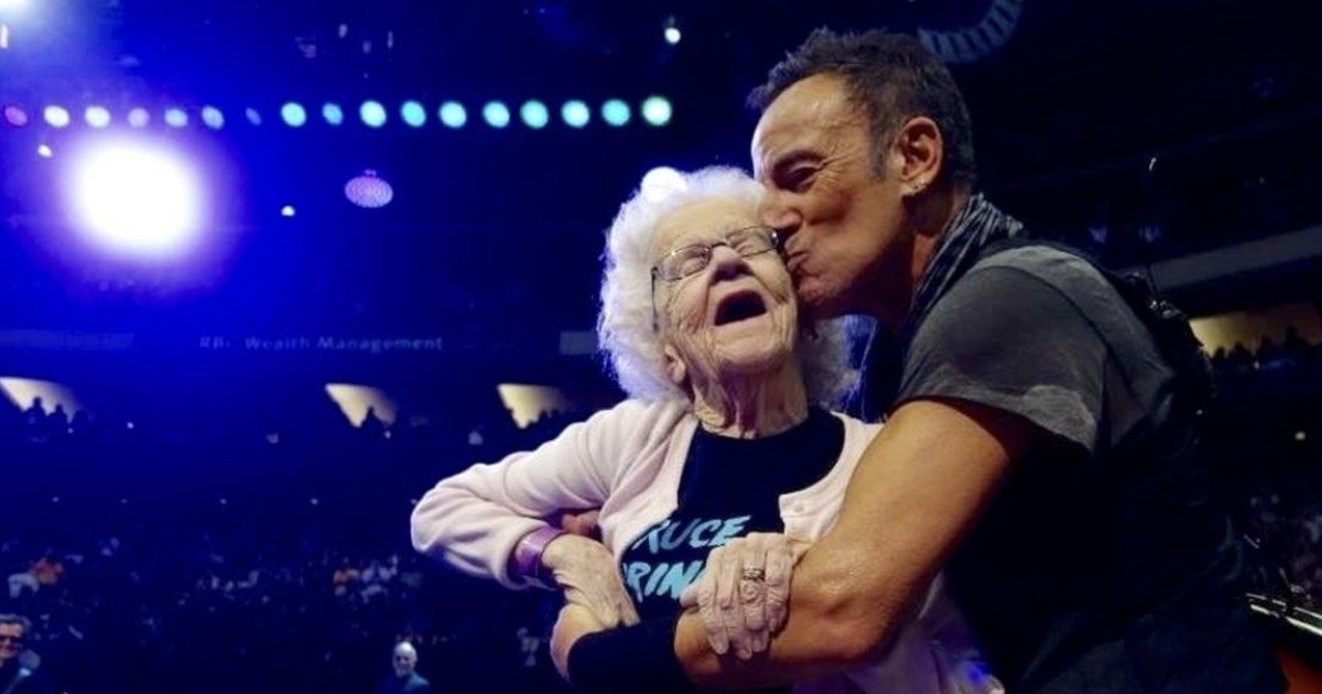 1 228 3.jpg?resize=1200,630 - Video: 91-Years-Old Fan Finally Danced With Her Long Time Favorite Bruce Springsteen