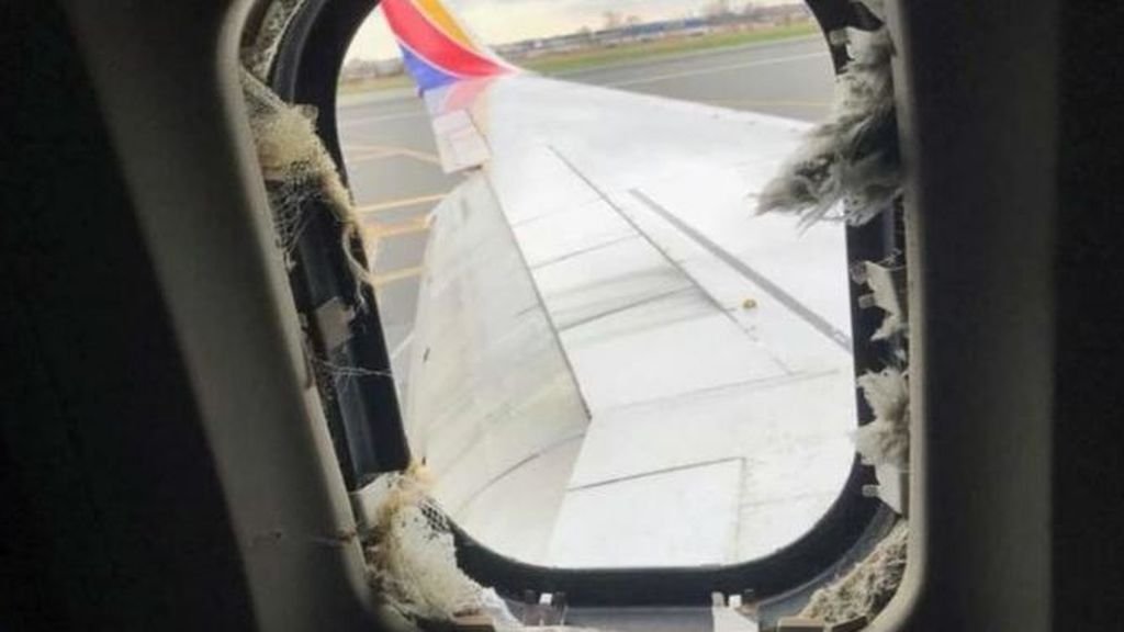 Muere al estallar el motor de un avión y los pasajeros impiden que sea succionada por la ventana