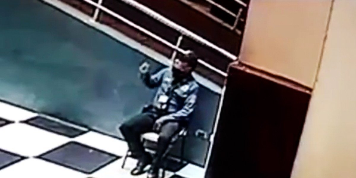 Video: Captan a vigilante de centro comercial hablando con un fantasma
