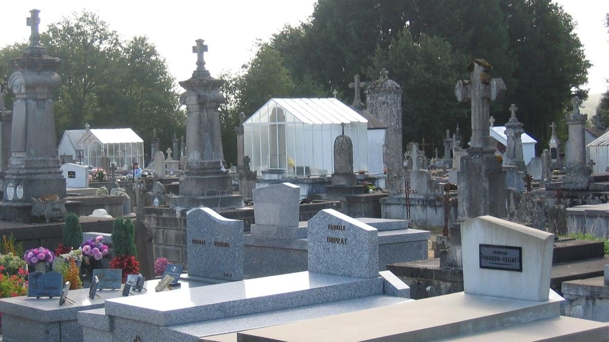 Encuentran a un hombre vagando por el cementerio tras su entierro