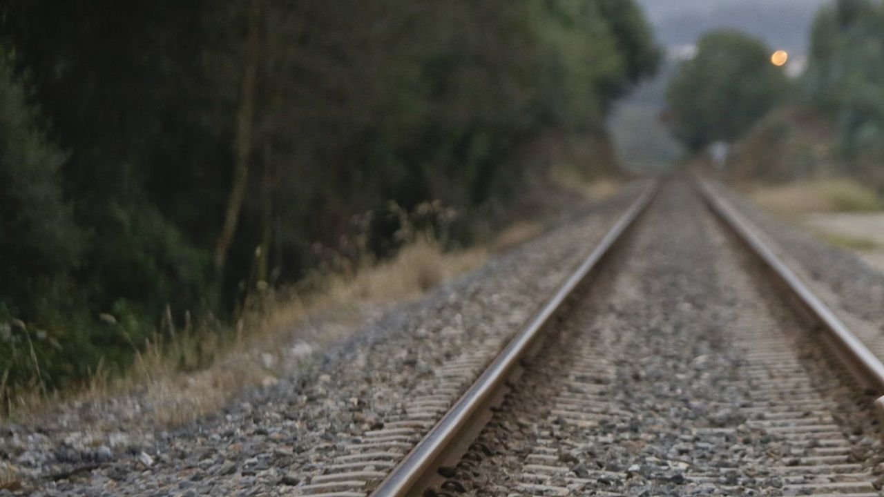 Las cinco sombras del caso de la niña que apareció muerta en la vía del tren