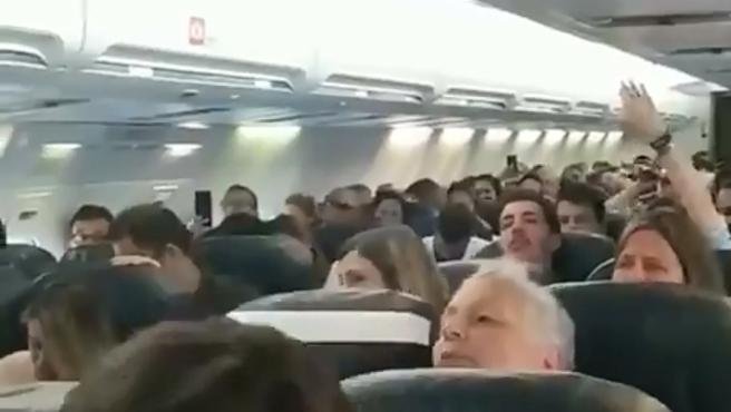 Pánico en el avión: falla uno de los motores y todos los pasajeros se ponen a rezar... menos dos que se dan a la bebida