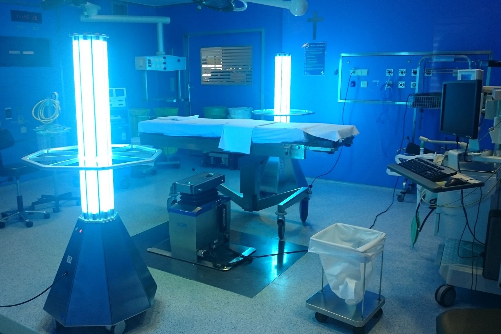 La máquina de rayos UV que limpia de coronavirus hasta el último rincón de los hospitales | Innovación