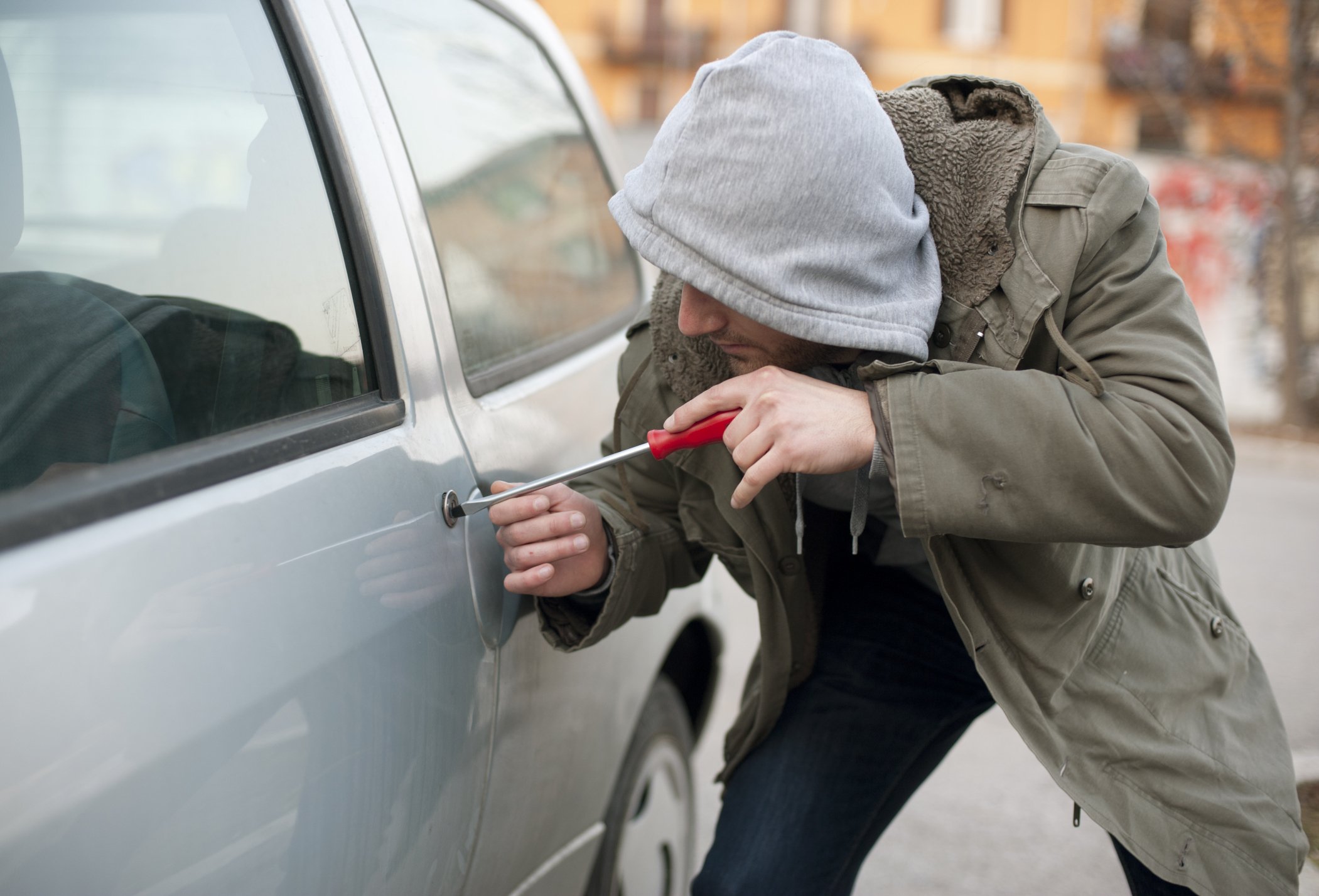 5 acciones elementales que reducen a la mitad el riesgo de que te roben el  coche