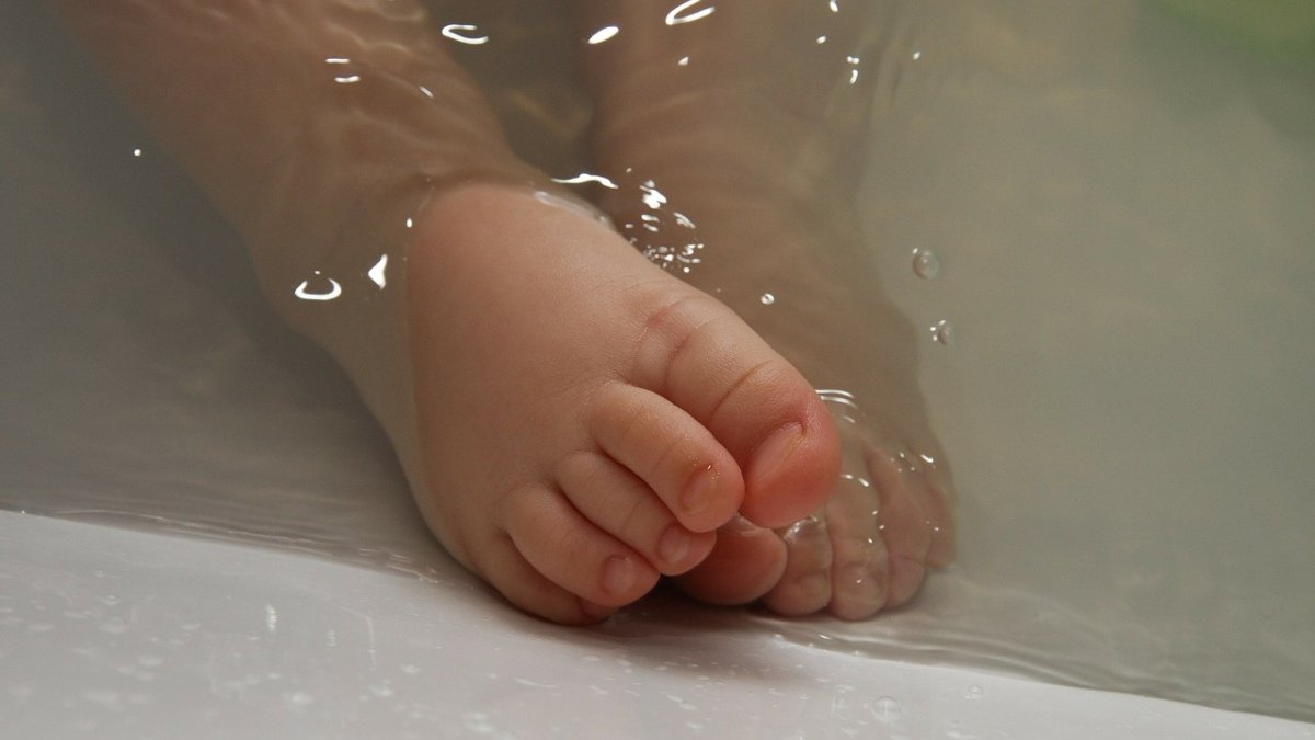 Bebé muere ahogado en bañera, su mamá lo descuidó por fumar