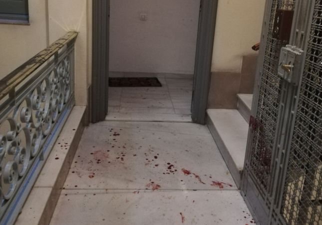 Armas, mucha sangre y fuga: dos heridos en un asalto de un piso en el centro de Barcelona
