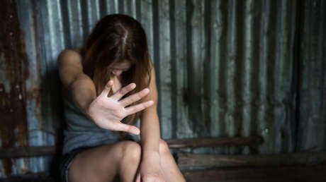 Una mujer denuncia que más de 500 hombres la violaron durante 7 años desde los 11 años - RT