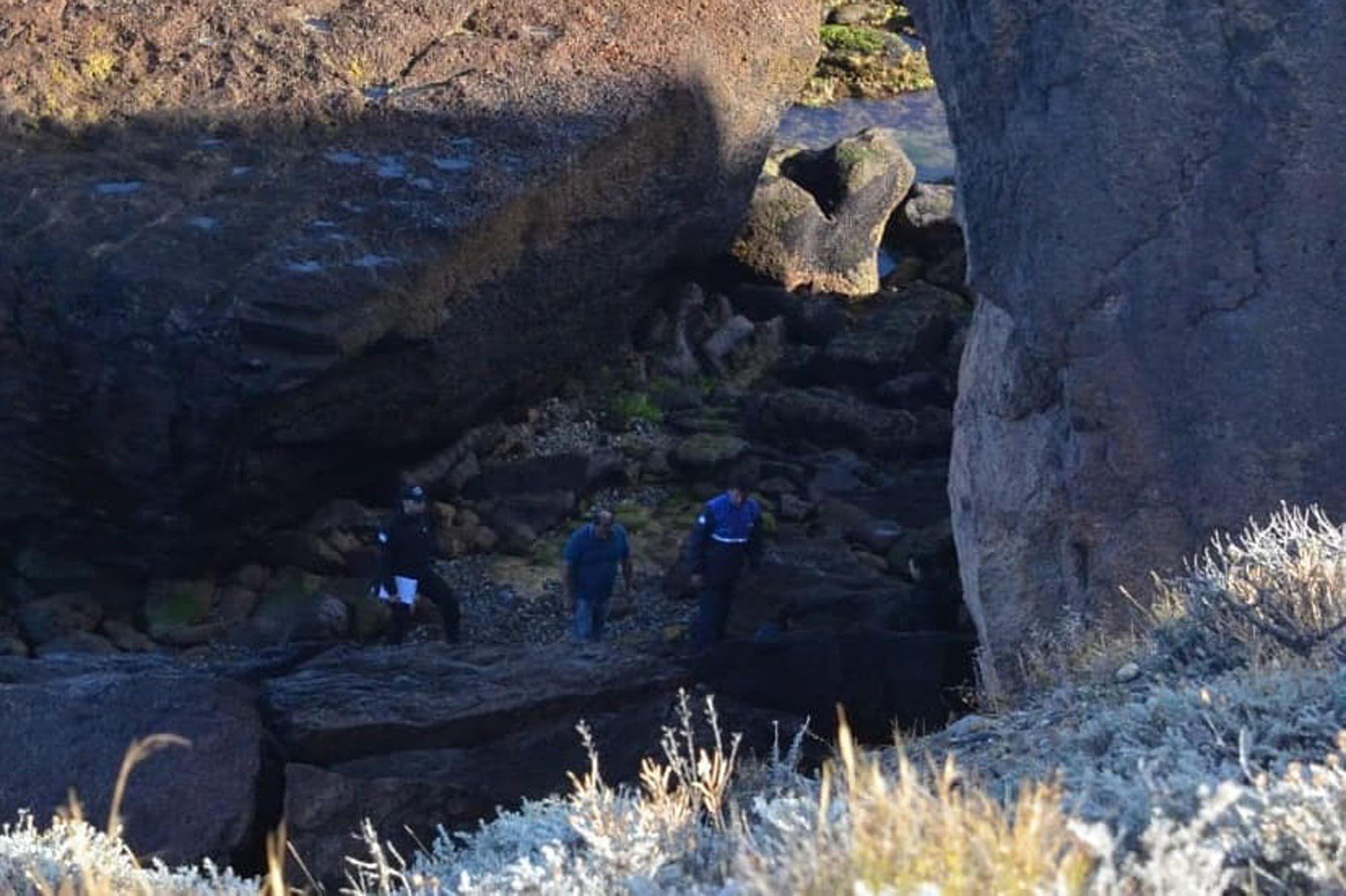 Desalmados Violan a una mujer y tiran a su hijo de 4 años por un acantilado en Puerto Deseado