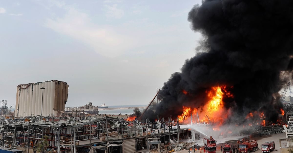 beirut fire e1599756600666.jpg?resize=1200,630 - Beyrouth : Un incendie se déclare dans la zone portuaire, un mois après l'explosion