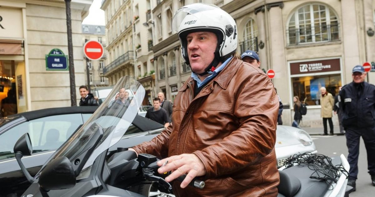 gerard depardieu scooter accident e1599029499729.jpg?resize=1200,630 - Gérard Depardieu a été arrêté ivre sur son scooter à Paris