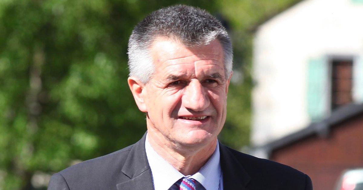 jean lassalle.png?resize=1200,630 - Jean Lassalle s’est garé sur un passage à niveau et a bloqué un train de voyageurs