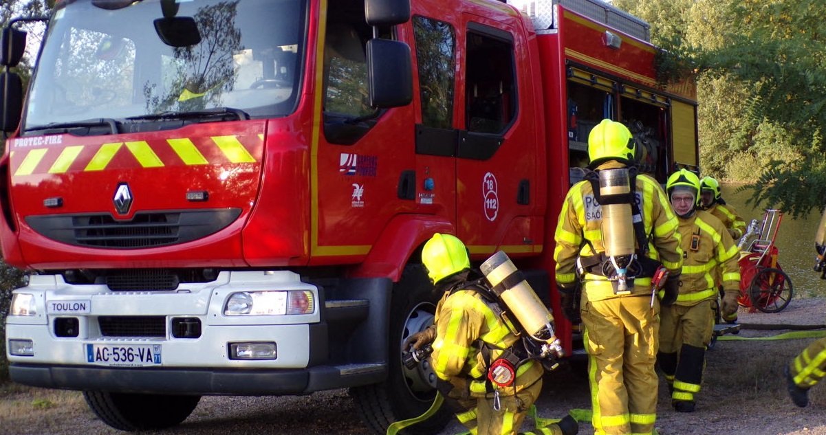 pompiers 1.jpg?resize=412,275 - Andorre: un homme a mis le feu à l'appartement de son patron et le tue