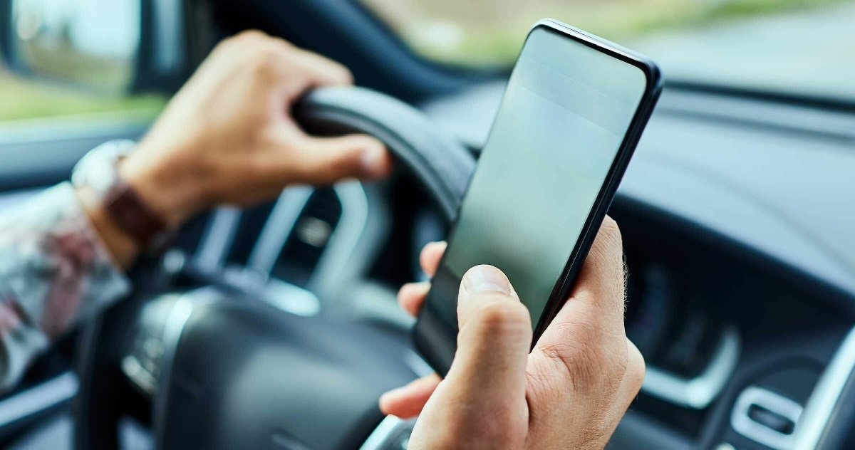 telephone.jpg?resize=1200,630 - Récidiviste: un homme s'est fait arrêter deux fois en 15 minutes en train de téléphoner au volant