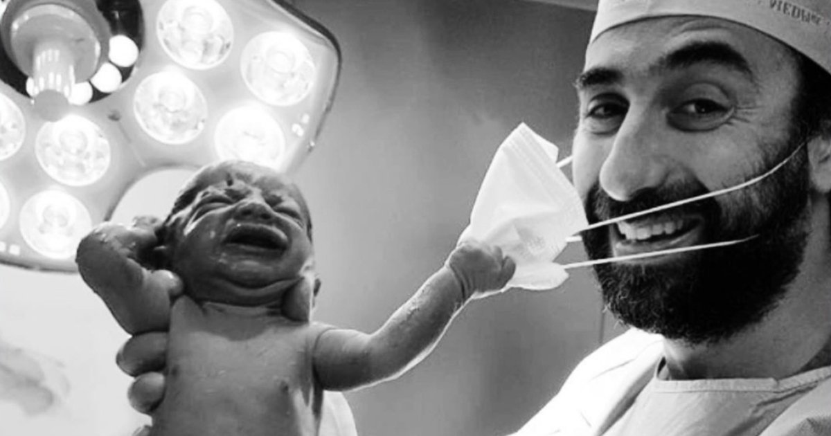 1 160.jpg?resize=1200,630 - Símbolo De Esperanza: Un Bebé Recién Nacido Le Quita La Mascarilla Al Doctor Y Se Vuelve Viral